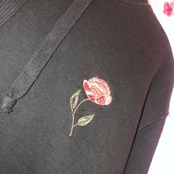 cute black w flowers crop top sweater - Picture 2 of 3